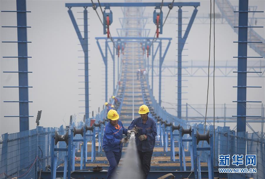 (圖文互動(dòng))(1)武漢楊泗港長(cháng)江大橋首根主纜索股完成安裝