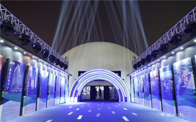 ӛڬF(chng)W(wng)һ(g)ռe1000ƽ׵ľȲД_ͶӰxXͬͶ䮋(hu)ּg(sh)YϹӰֶЇ30l(f)չvSȻǰ